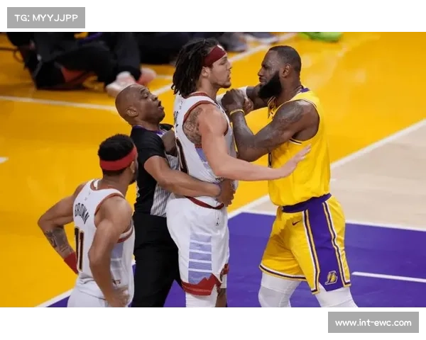 戈登进球后与队友模仿詹姆斯庆祝动作